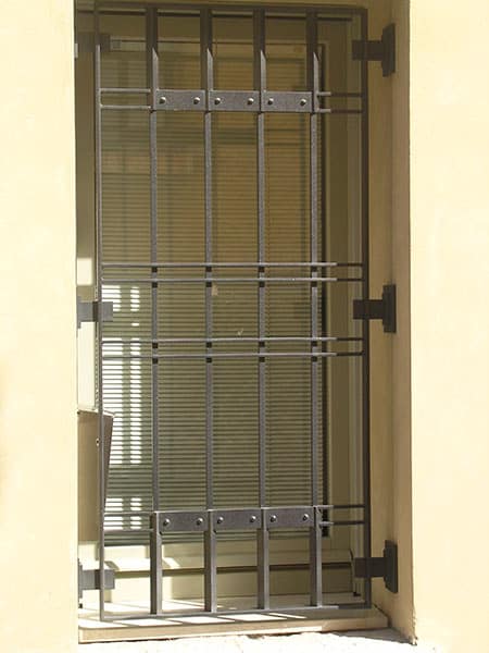 realizzazione-grate-per-porte-apribili-Reggio-Emilia Infissi-in-legno-alluminio-per-isolamento-termico-bologna