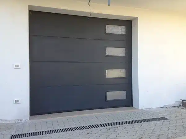 portoni-sezionali-per-l-ingresso-zona-reggio-emilia Infissi-in-legno-alluminio-per-isolamento-termico-bologna